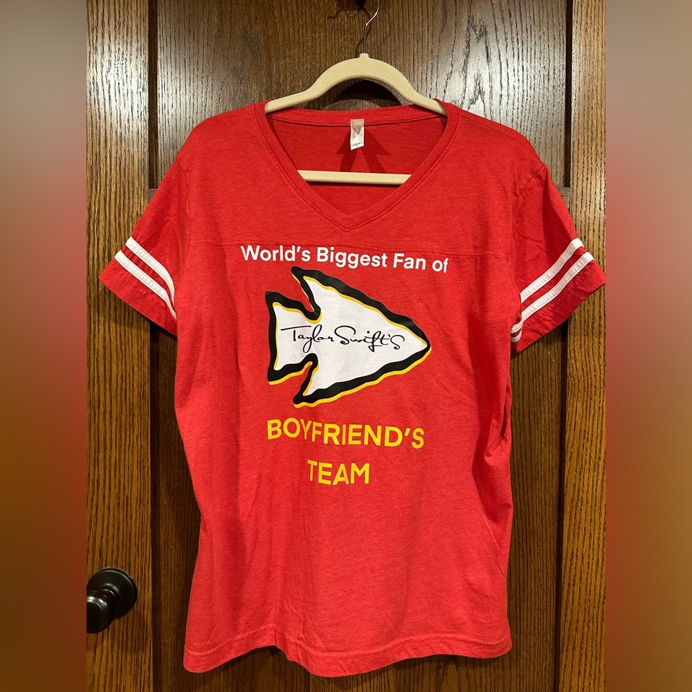 Women’s L Graphic Red V-Neck Tee. Taylor Swift, Travis Kelce. Chiefs. Swiftie